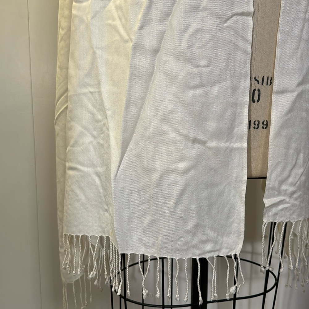 Ivory scarf / shawl with fringe - Picture 2 of 4